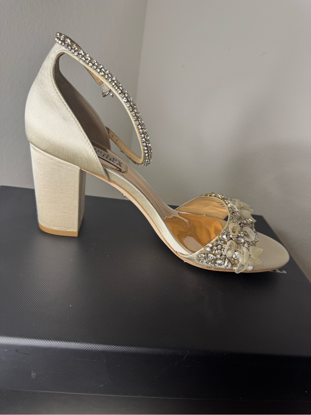 * New In Box * Badgley Mischka Finesse Satin Pumps w/ Crystals Size 7.5 - Picture 5 of 16